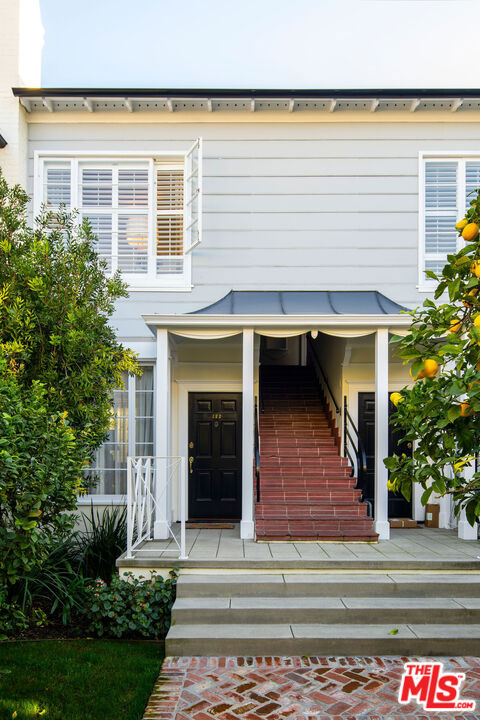 118 1/2 N Flores Street, Los Angeles CA: https://media.crmls.org/mediaz/4bbdffcc-e7e5-492c-8f89-f04b5eda5560.jpg