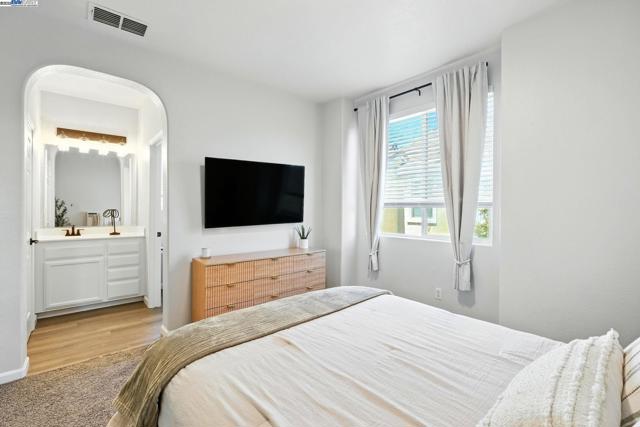 2501 Aimonetti ave, Sacramento CA: https://media.crmls.org/mediaz/4bbe05a3-593a-4477-bab8-bc5c677ba6b3.jpg