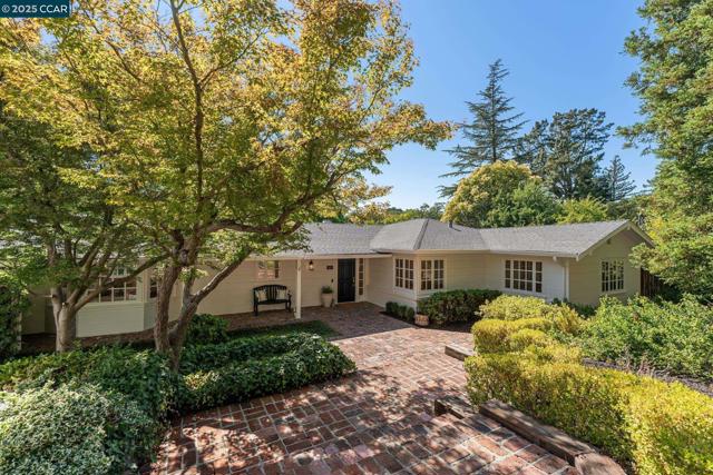 645 Los Palos Dr, Lafayette CA: https://media.crmls.org/mediaz/4bbeb4b3-8900-403b-be13-df9edb528634.jpg
