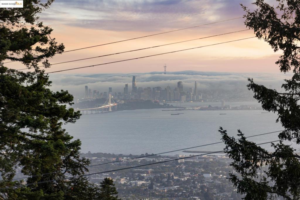 https://media.crmls.org/mediaz/4bc0d333-af1d-45c8-8c8b-ddf366f563d3.jpg?preset=X-Large