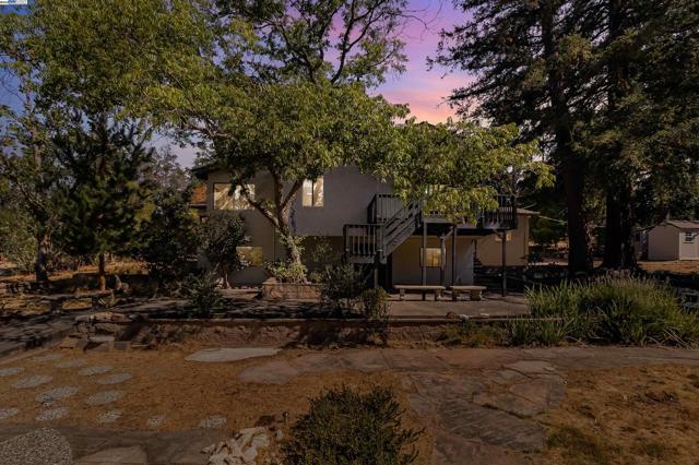 1069 Coombsville Rd, Napa CA: https://media.crmls.org/mediaz/4bc13105-f4e0-41cc-8a5c-16e403b3e798.jpg