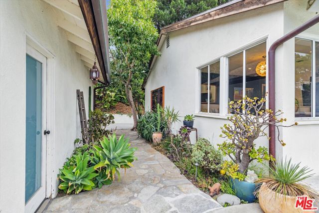 2316 Laurelmont Place, Los Angeles CA: https://media.crmls.org/mediaz/4bc1c641-2a5c-4809-a092-bc86f298544d.jpg