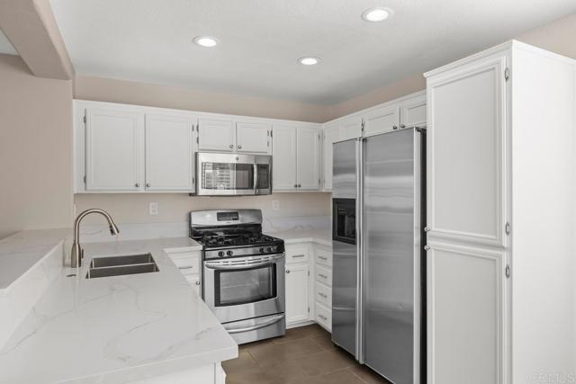 Detail Gallery Image 3 of 33 For 10254 Wateridge Cir #214,  San Diego,  CA 92121 - 2 Beds | 2/1 Baths