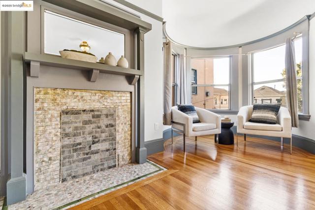 548 37th St, Oakland CA: https://media.crmls.org/mediaz/4bc2a9db-4926-43fa-b424-e6268a6ccbee.jpg