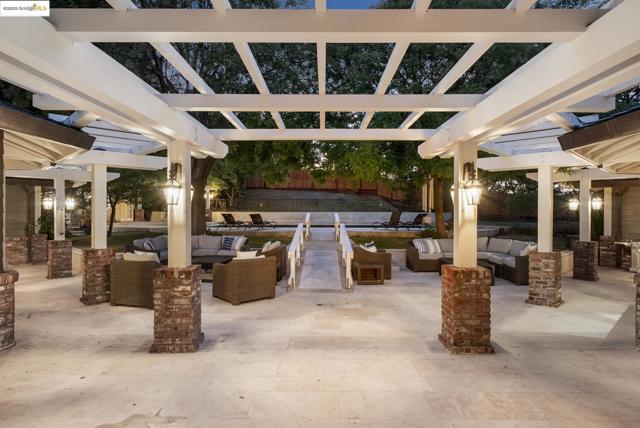 9 Burton Vista Ct, Lafayette CA: https://media.crmls.org/mediaz/4bc4d053-0f7b-422b-afc7-aa5c7c481bb6.jpg