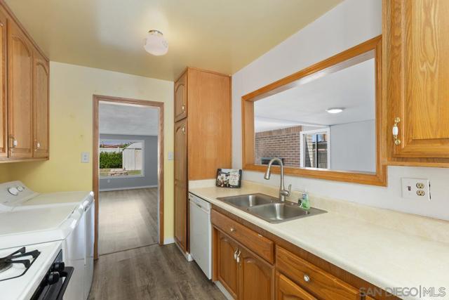 4870 Doliva Dr, San Diego CA: https://media.crmls.org/mediaz/4bc5d171-fcd2-455b-81bd-92f1e23fe823.jpg
