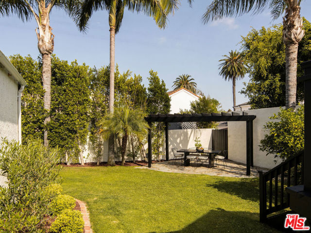 1612 S Ogden Drive, Los Angeles CA: https://media.crmls.org/mediaz/4bc63e07-c087-4ca2-938b-d3583466d56d.jpg