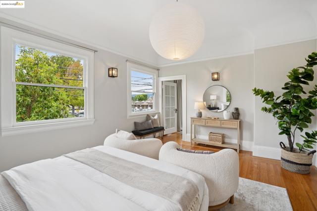 1042 Santa Clara Ave, Alameda CA: https://media.crmls.org/mediaz/4bc68a5a-a578-4420-800f-7ecd390a3a9e.jpg