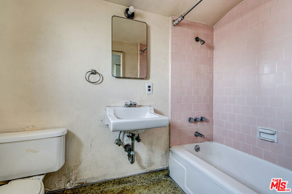 https://media.crmls.org/mediaz/4bc6b243-c8d5-4f83-a2f8-51c81a05800e.jpg?preset=X-Large
