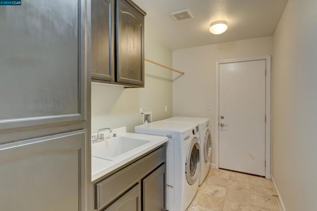 5171 Keller Ridge Dr, Clayton CA: https://media.crmls.org/mediaz/4bc73be3-1e5f-48c0-9768-6f1f28eccd39.jpg