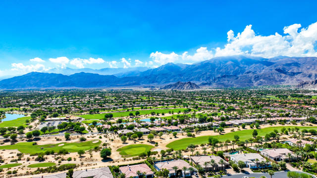 54780 Damascus Drive, La Quinta CA: https://media.crmls.org/mediaz/4bc83a07-05cb-4527-863d-fa3ec83873ca.jpg