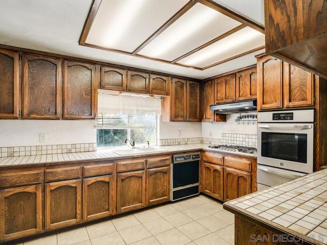1212 Fifth Ave, Chula Vista CA: https://media.crmls.org/mediaz/4bc8cf02-6fbd-471d-b02e-45a4b0baee5e.jpg
