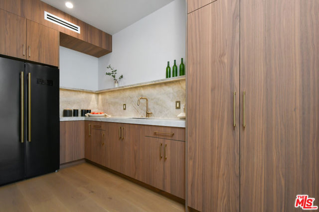 112 S Valley Street, Toluca Lake CA: https://media.crmls.org/mediaz/4bc8f34a-10b5-43c8-a806-d752df666020.jpg