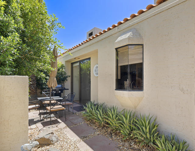101 Mission Hills Drive, Rancho Mirage CA: https://media.crmls.org/mediaz/4bc96330-8257-4a09-9f97-78be016da522.jpg
