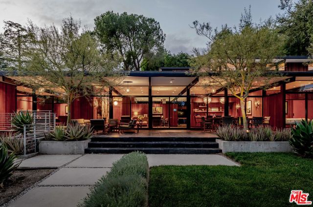 5228 Escalante Drive, La Canada Flintridge CA: https://media.crmls.org/mediaz/4bca70db-2674-465e-816a-8146819ba2ee.jpg