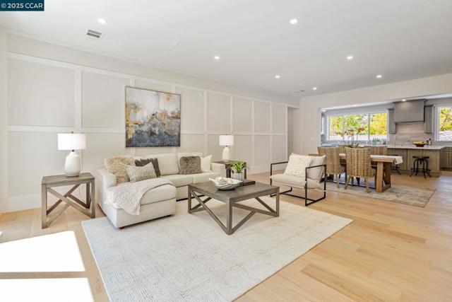 945 Yorkshire Ct, Lafayette CA: https://media.crmls.org/mediaz/4bca766b-12fd-4af9-a232-5609089e1452.jpg