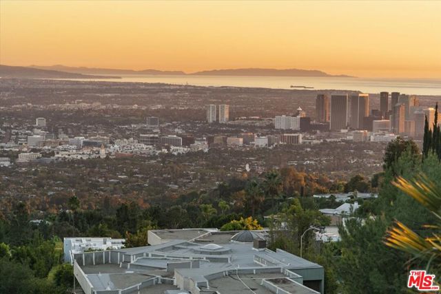 1740 Carla, Beverly Hills CA: https://media.crmls.org/mediaz/4bcabcb7-954e-4a41-ad36-7cea197297e1.jpg