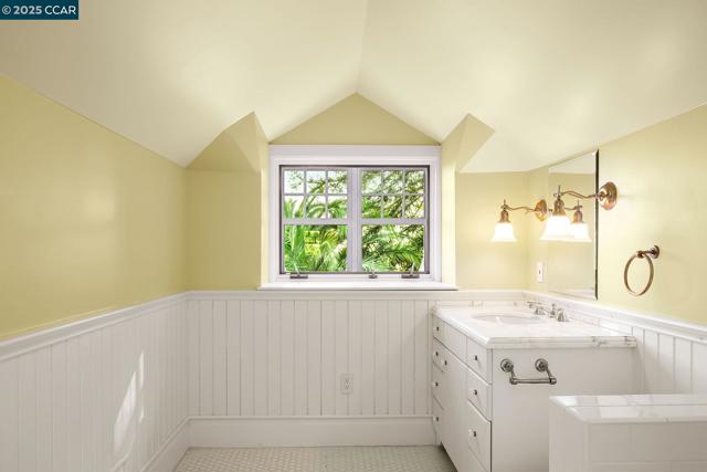 25 Crocker Ave, Piedmont CA: https://media.crmls.org/mediaz/4bcacb8b-251f-4134-a2eb-4722eb7d4d79.jpg