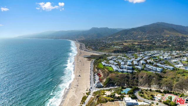 29672 Zuma Bay Way, Malibu CA: https://media.crmls.org/mediaz/4bcb0afa-510d-4187-978c-055e808cc3a4.jpg