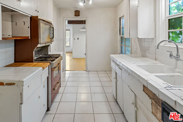 5718 Eveward Road, Culver City CA: https://media.crmls.org/mediaz/4bcbfbe8-995d-4355-b794-162b7bc73bc1.jpg