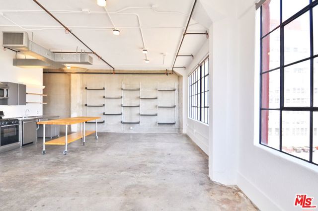 315 E 8th Street, Los Angeles CA: https://media.crmls.org/mediaz/4bcc9107-87f3-4a3e-8770-24170453f731.jpg
