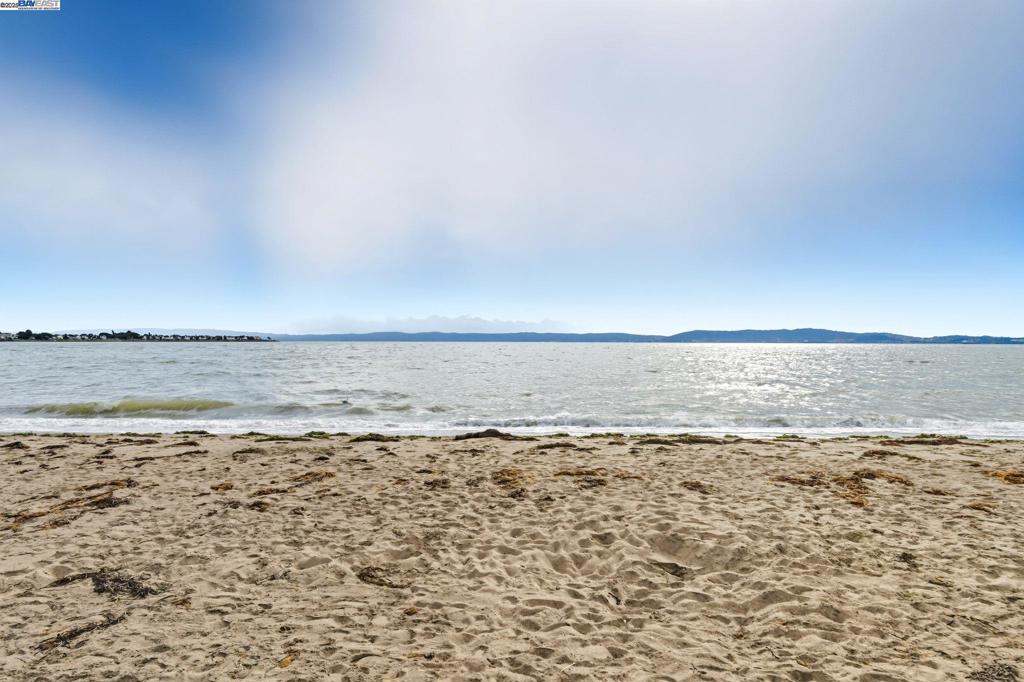 https://media.crmls.org/mediaz/4bccb137-79df-4577-9b57-06b8b6f973d8.jpg?preset=X-Large