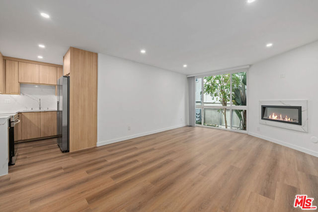 2447 N Beachwood Drive, Los Angeles CA: https://media.crmls.org/mediaz/4bccb2e4-d7e9-4ae8-a528-470387243c90.jpg