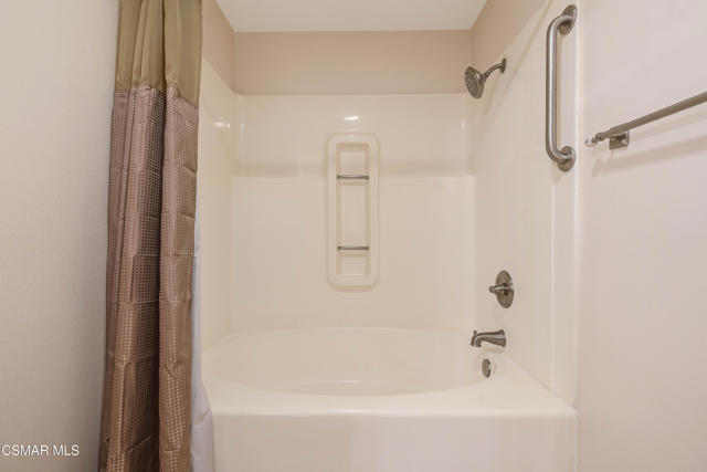 460 Arbor Lane Ct, Thousand Oaks CA: https://media.crmls.org/mediaz/4bccb52a-a39a-47ce-94ea-f069c9c342e1.jpg