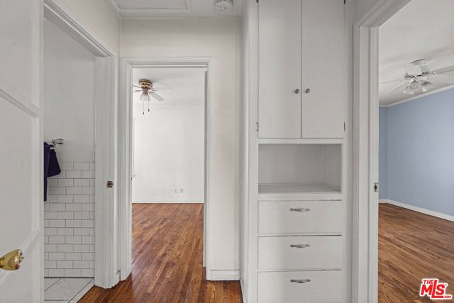 2421 Cloy Avenue, Venice CA: https://media.crmls.org/mediaz/4bcdc221-d917-44b1-9788-8410f70ff900.jpg