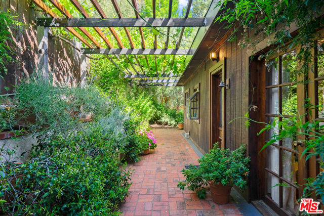 21550 Summit Trail, Topanga CA: https://media.crmls.org/mediaz/4bcdf7e2-a112-42b1-b82e-f8ea9beb2137.jpg