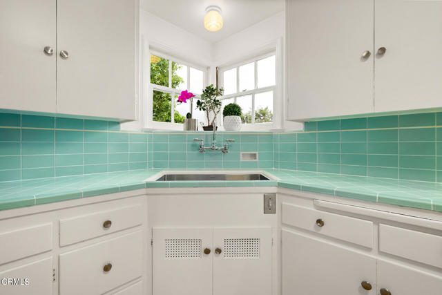 1750 E Villa Street, Pasadena CA: https://media.crmls.org/mediaz/4bced62a-5e3a-4ba7-84d0-ec85c3d2ebb5.jpg