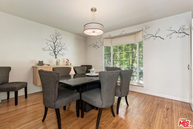 1041 Chantilly Road, Los Angeles CA: https://media.crmls.org/mediaz/4bcf8c55-91c6-4e1e-ac41-0def3ce1674c.jpg