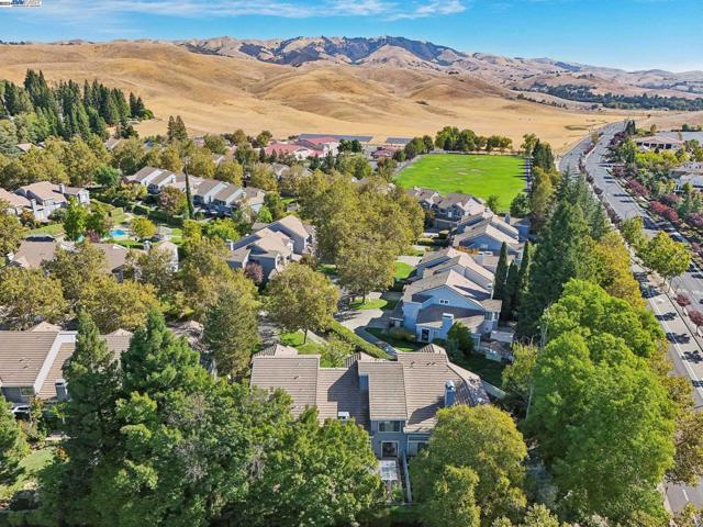 108 Kingswood Cir, Danville CA: https://media.crmls.org/mediaz/4bcfd42d-80ce-4351-aa38-700d27059605.jpg