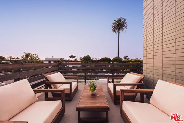 2114 Pier Avenue, Santa Monica CA: https://media.crmls.org/mediaz/4bd09bf0-cfec-44fd-9a0e-233523d00aca.jpg