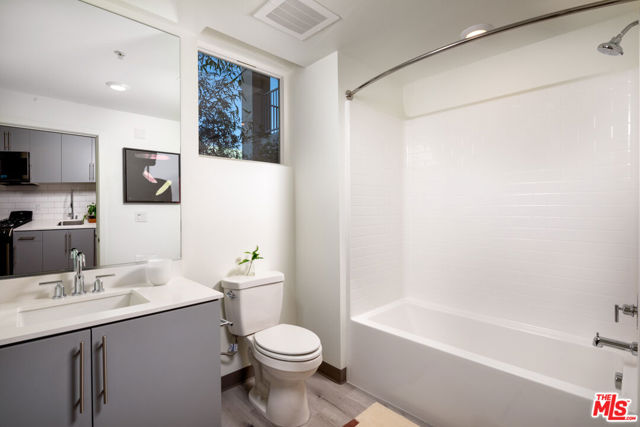 750 S Oxford Avenue, Los Angeles CA: https://media.crmls.org/mediaz/4bd10ae2-f55f-44db-90fb-cb262047fb48.jpg