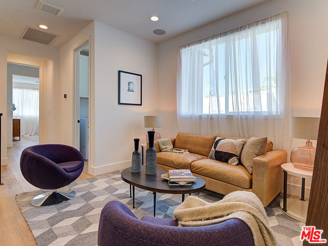 819 N Sycamore Avenue, Los Angeles CA: https://media.crmls.org/mediaz/4bd127ca-7800-4bd1-8ebf-bda93c66eb71.jpg