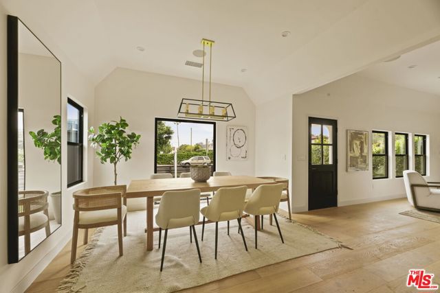 2370 Kelton Avenue, Los Angeles CA: https://media.crmls.org/mediaz/4bd12961-3529-40c2-b503-d19a6197d354.jpg
