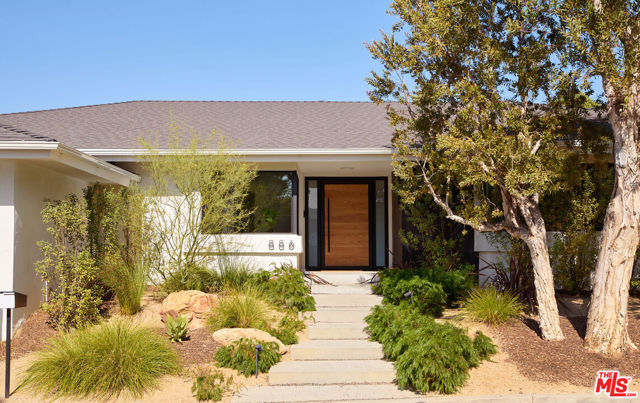 886 Teakwood Road, Los Angeles CA: https://media.crmls.org/mediaz/4bd2fc18-25e9-4b11-9418-9f5e93ab4566.jpg