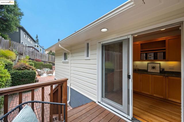 6141 Broadway Ter, Oakland CA: https://media.crmls.org/mediaz/4bd39b7b-fb75-4365-9bb3-2ae0139951fe.jpg