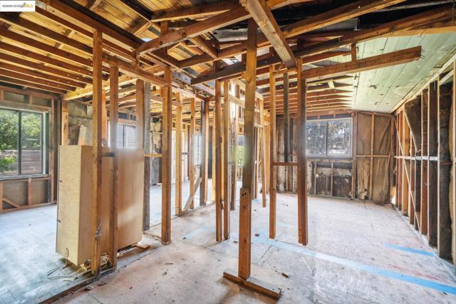 2808 9Th St, Berkeley CA: https://media.crmls.org/mediaz/4bd3a174-3e5d-40fc-b7ca-d7e91c2e621d.jpg