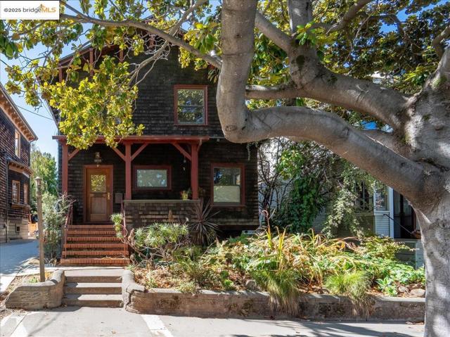 1912 Virginia St, Berkeley CA: https://media.crmls.org/mediaz/4bd64cff-3600-4af6-99ec-44cbb65c5bb3.jpg