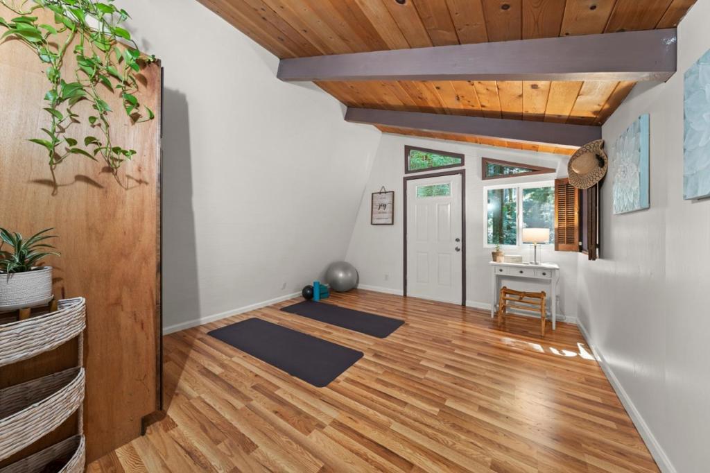 https://media.crmls.org/mediaz/4bd74c39-0363-4574-ac70-fddb19a5775f.jpg?preset=X-Large