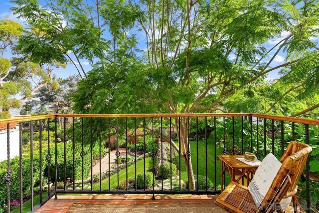 7725 Whitefield Pl, La Jolla CA: https://media.crmls.org/mediaz/4bd90777-cb1e-4316-aa7e-fb925e4b642d.jpg