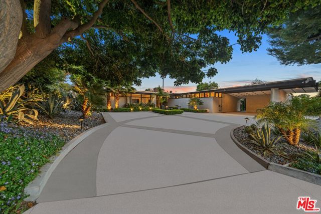 1760 Carla, Beverly Hills CA: https://media.crmls.org/mediaz/4bd9190c-baeb-474d-aeb0-b0261fb3ea71.jpg