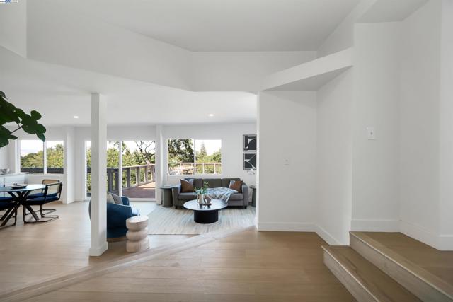 102 Castlewood Dr, Pleasanton CA: https://media.crmls.org/mediaz/4bd9b491-8a87-4c14-a8b1-3be284fd1df1.jpg