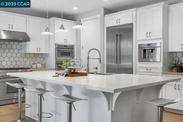 17691 Whisper Ln, Castro Valley CA: https://media.crmls.org/mediaz/4bda1c76-e1b0-44c8-8941-3d6ed847b900.jpg