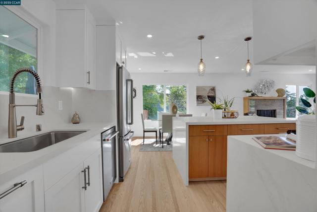 795 Canyon Rd, Redwood City CA: https://media.crmls.org/mediaz/4bdb791f-3cd5-42a0-9517-37d03552768c.jpg