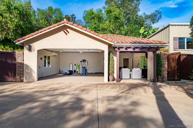 4703 Briana Ct, Fallbrook CA: https://media.crmls.org/mediaz/4bdc8365-30fd-4506-b4dc-8b353bcf9873.jpg