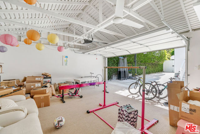 328 El Camino Drive, Beverly Hills CA: https://media.crmls.org/mediaz/4bdd11a0-e02f-4a11-8098-9ed01caab6f3.jpg