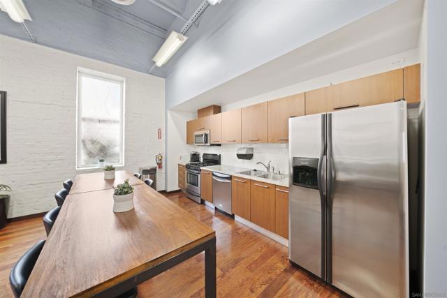 1431 Pacific Hwy, San Diego CA: https://media.crmls.org/mediaz/4bdd29df-8c20-4d34-9561-9ed38afb0566.jpg